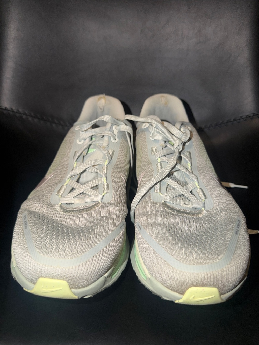 Nike Women’s Vomero 18 Running Shoes in Light Gray with Mint Accents, Sz 8.5 - Picture 2 of 9
